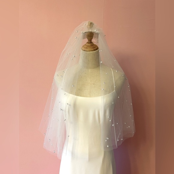 Pearl Beaded Short Wedding Veil with Comb Waist Length main image 2